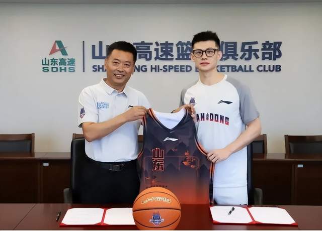 雷速体育正式官宣！王岚嵚终于回家了，签约山东，补强后场，合同长达4年